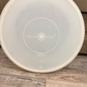 Tupperware Vintage Cake Taker Round White Carrier with Lid